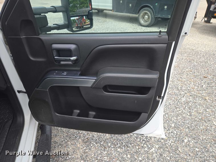image for item ET5034 2015 Chevrolet Silverado 3500HD Crew Cab flatbed pickup truck