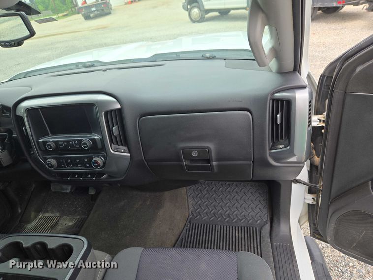 image for item ET5034 2015 Chevrolet Silverado 3500HD Crew Cab flatbed pickup truck