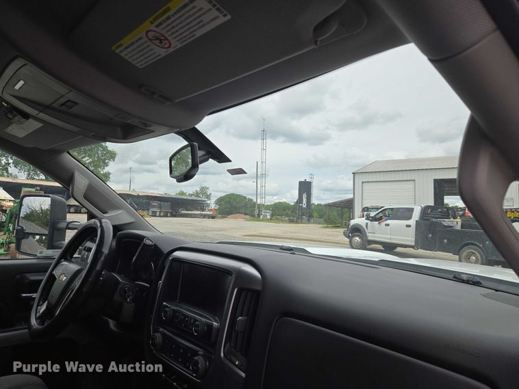 image for item ET5034 2015 Chevrolet Silverado 3500HD Crew Cab flatbed pickup truck