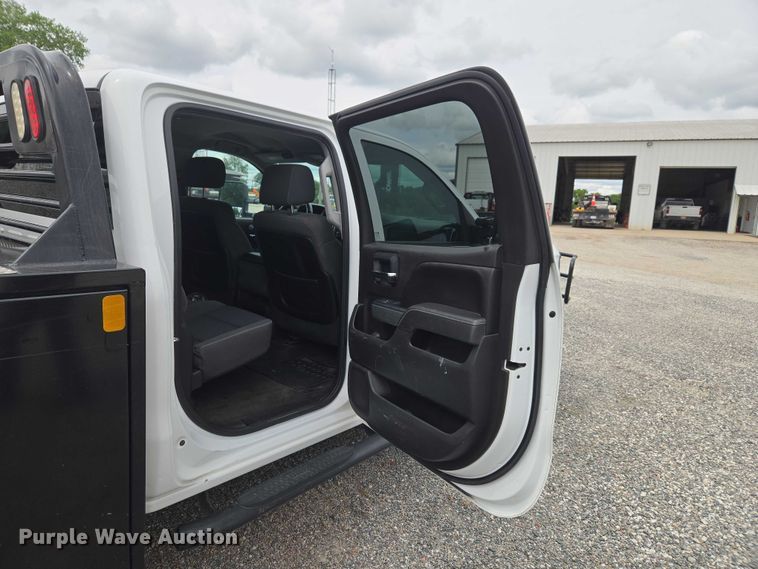 image for item ET5034 2015 Chevrolet Silverado 3500HD Crew Cab flatbed pickup truck