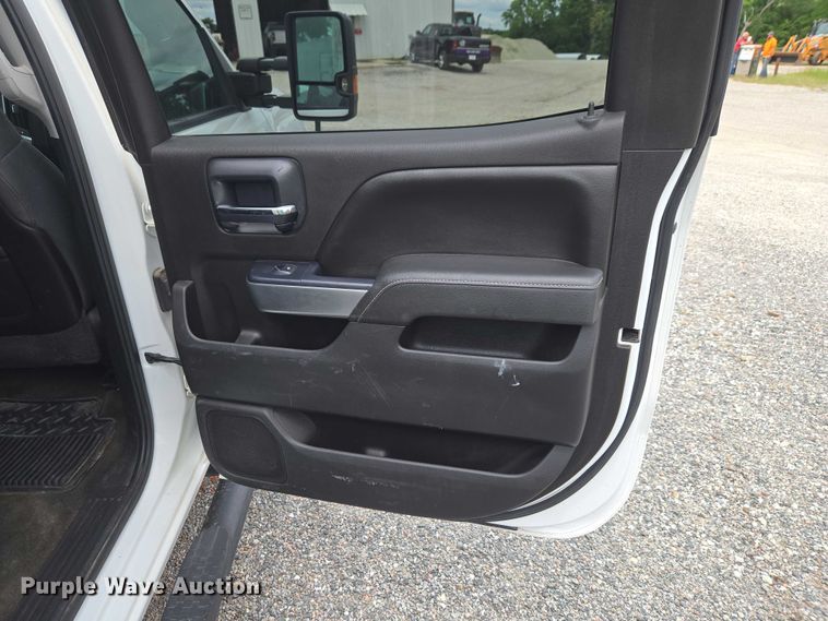 image for item ET5034 2015 Chevrolet Silverado 3500HD Crew Cab flatbed pickup truck