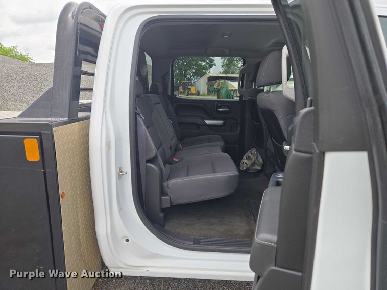 image for item ET5034 2015 Chevrolet Silverado 3500HD Crew Cab flatbed pickup truck