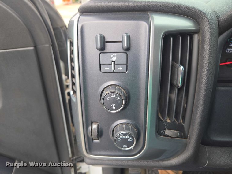 image for item ET5034 2015 Chevrolet Silverado 3500HD Crew Cab flatbed pickup truck