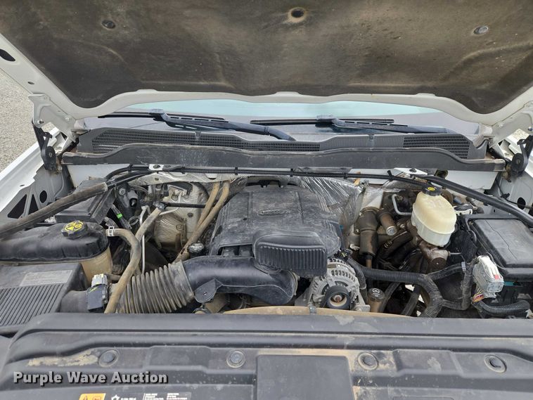 image for item ET5034 2015 Chevrolet Silverado 3500HD Crew Cab flatbed pickup truck