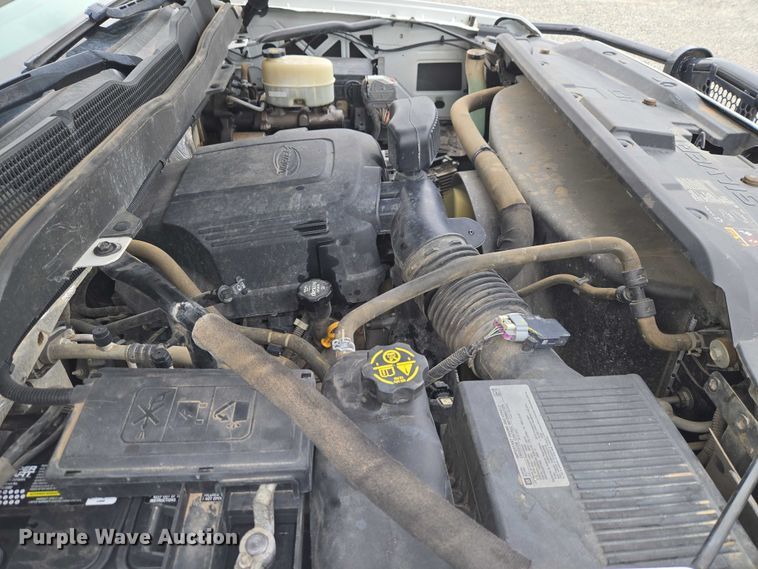 image for item ET5034 2015 Chevrolet Silverado 3500HD Crew Cab flatbed pickup truck