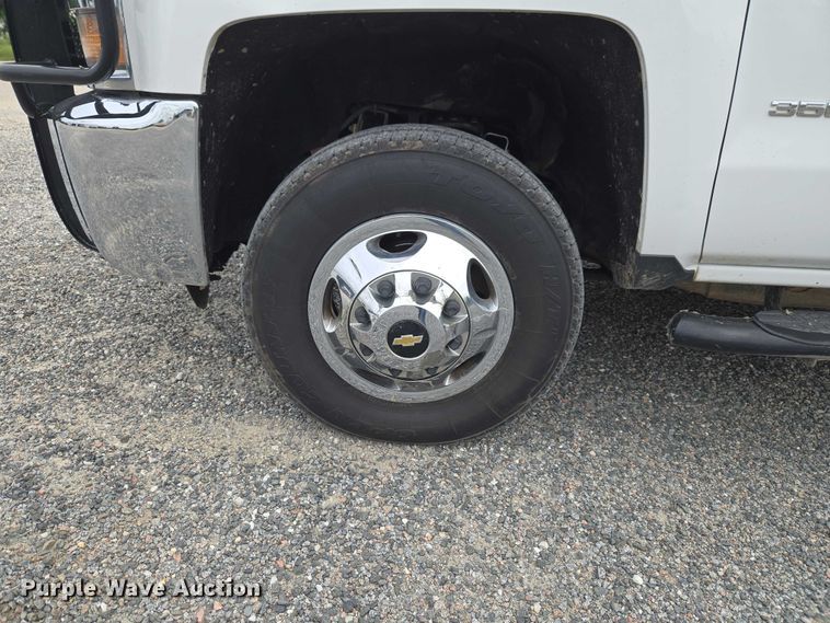 image for item ET5034 2015 Chevrolet Silverado 3500HD Crew Cab flatbed pickup truck