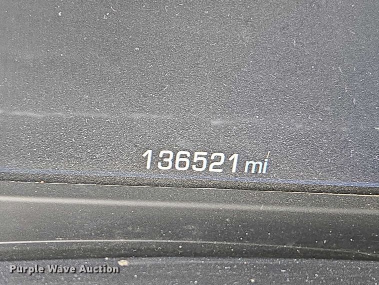 image for item ET5034 2015 Chevrolet Silverado 3500HD Crew Cab flatbed pickup truck