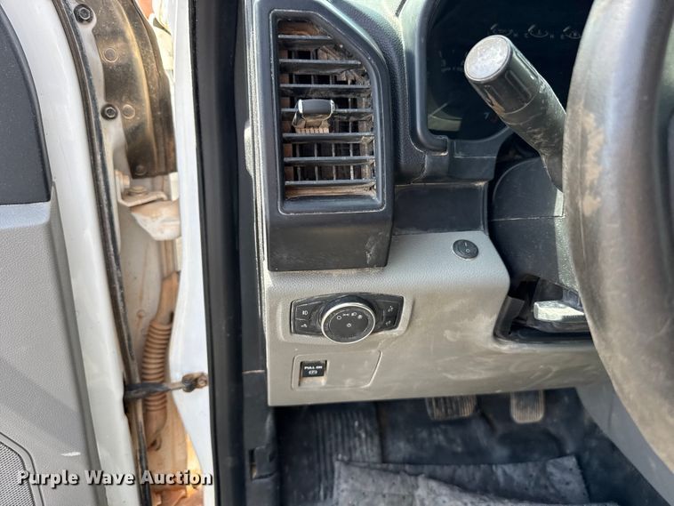 image for item ET6121 2018 Ford F150 XL Crew Cab pickup truck