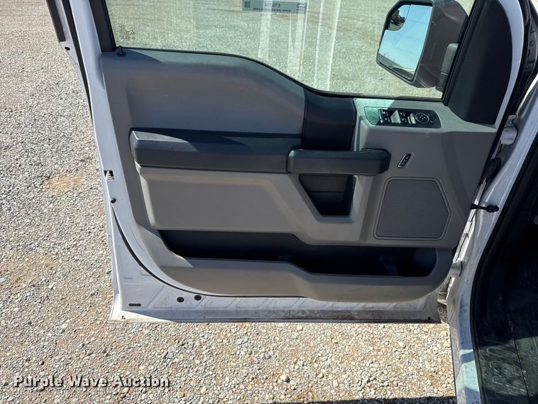 image for item ET6134 2017 Ford F150 Super Crew Crew Cab pickup truck