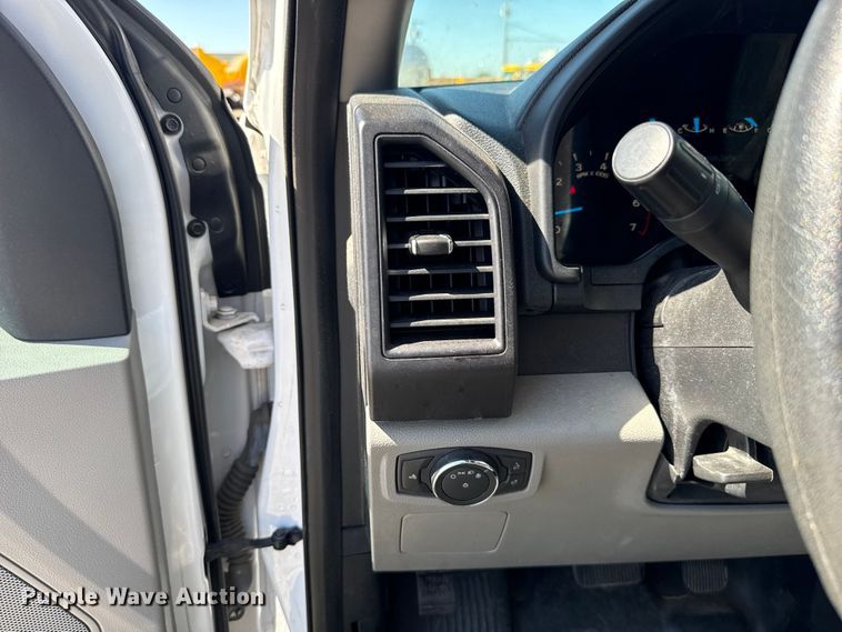 image for item ET6134 2017 Ford F150 Super Crew Crew Cab pickup truck