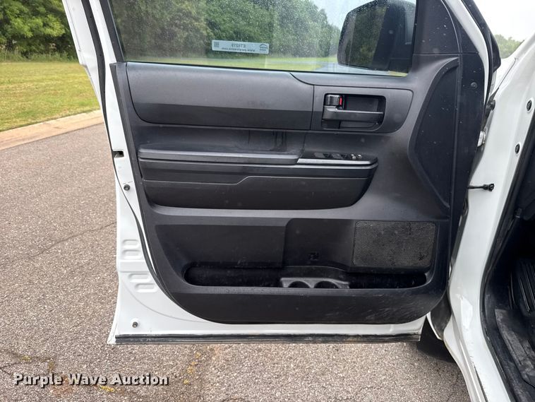 image for item ET6219 2020 Toyota Tundra pickup truck