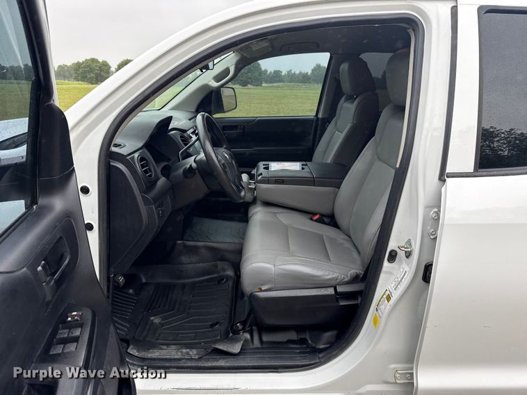 image for item ET6219 2020 Toyota Tundra pickup truck