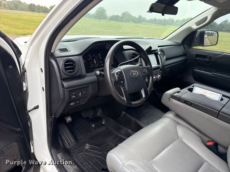image for item ET6219 2020 Toyota Tundra pickup truck