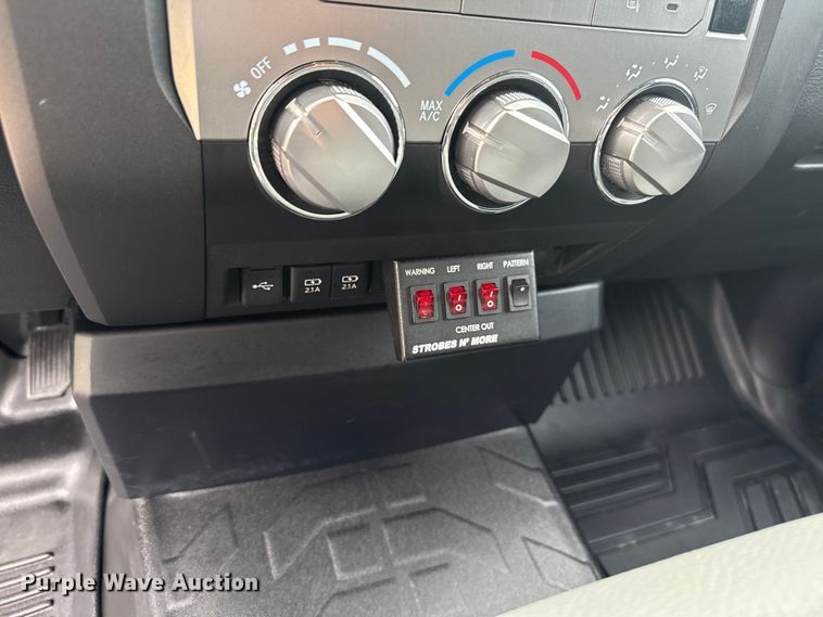 image for item ET6219 2020 Toyota Tundra pickup truck
