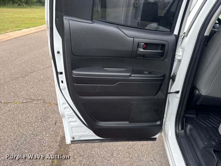 image for item ET6219 2020 Toyota Tundra pickup truck