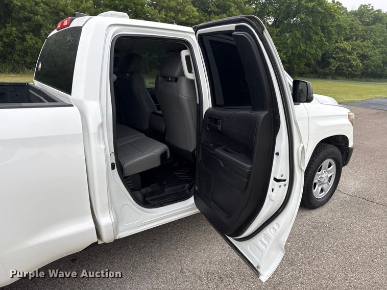 image for item ET6219 2020 Toyota Tundra pickup truck