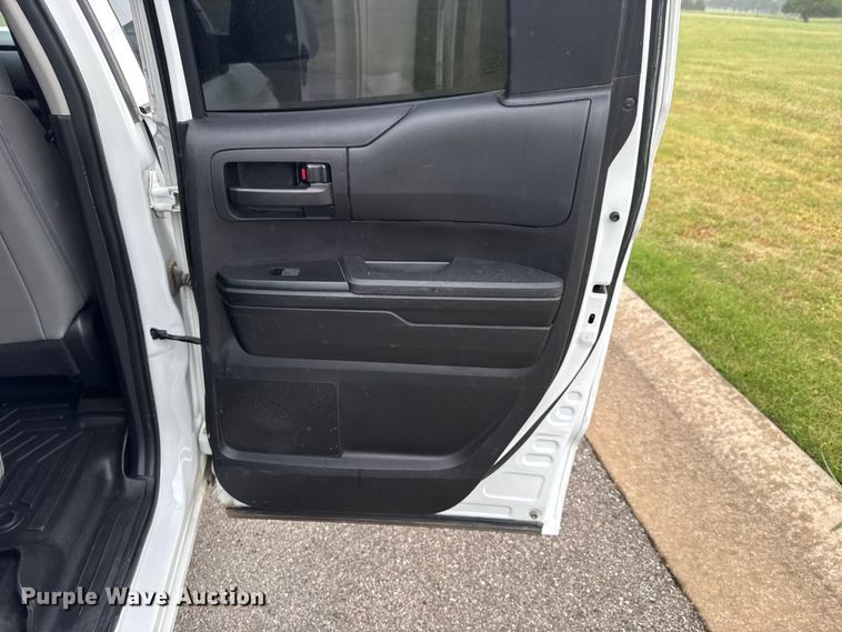 image for item ET6219 2020 Toyota Tundra pickup truck