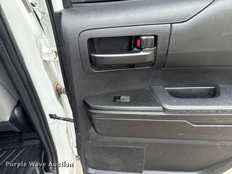image for item ET6219 2020 Toyota Tundra pickup truck
