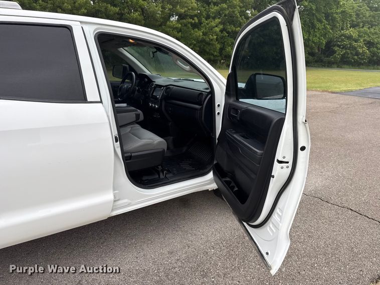 image for item ET6219 2020 Toyota Tundra pickup truck