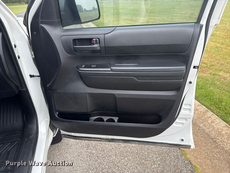 image for item ET6219 2020 Toyota Tundra pickup truck