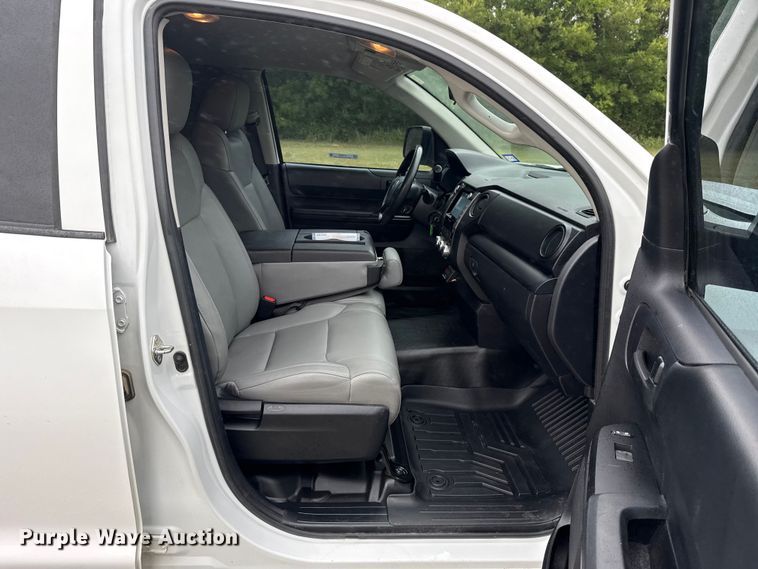 image for item ET6219 2020 Toyota Tundra pickup truck