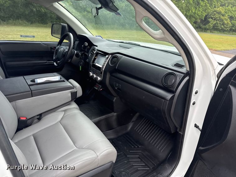 image for item ET6219 2020 Toyota Tundra pickup truck