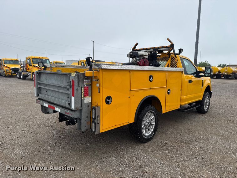 image for item ET6231 2020 Ford F350 Super Duty utility bed pickup truck