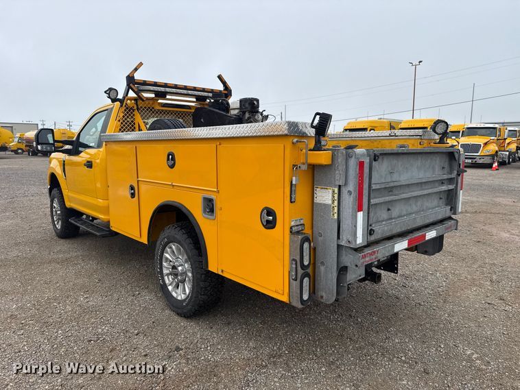 image for item ET6231 2020 Ford F350 Super Duty utility bed pickup truck