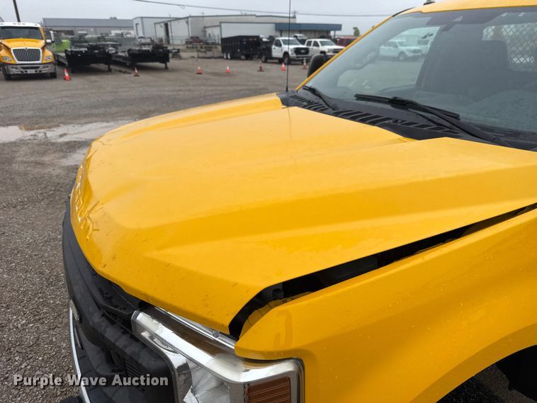 image for item ET6231 2020 Ford F350 Super Duty utility bed pickup truck