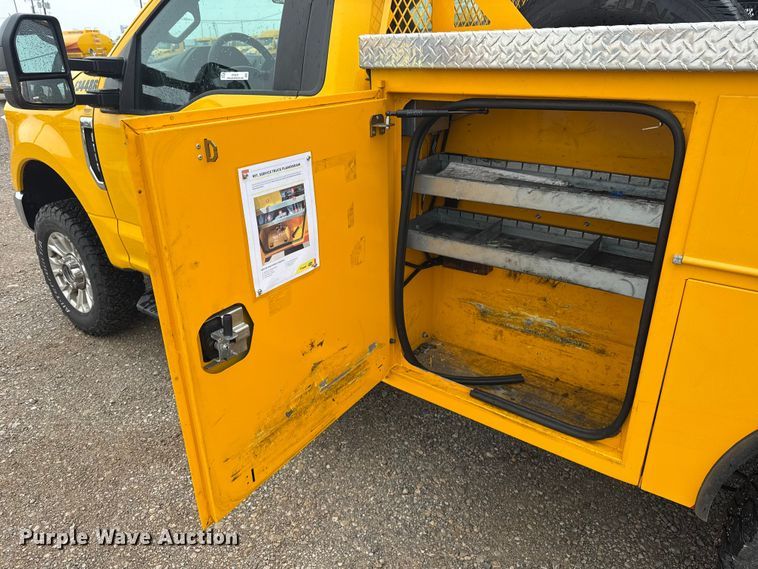 image for item ET6231 2020 Ford F350 Super Duty utility bed pickup truck