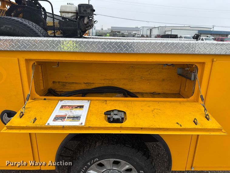 image for item ET6231 2020 Ford F350 Super Duty utility bed pickup truck