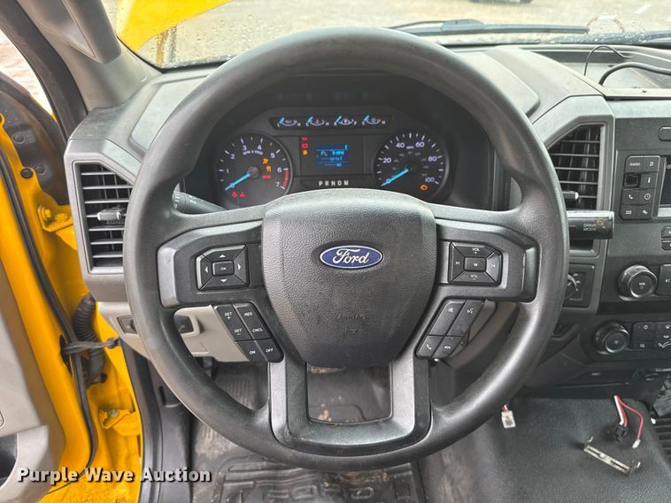 image for item ET6231 2020 Ford F350 Super Duty utility bed pickup truck
