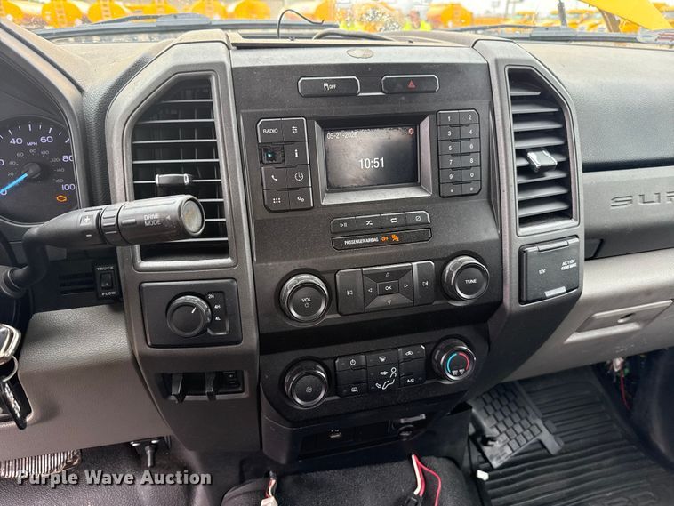 image for item ET6231 2020 Ford F350 Super Duty utility bed pickup truck