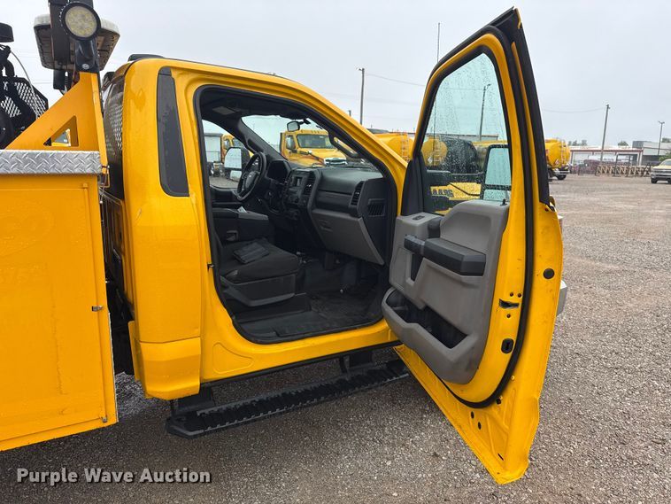 image for item ET6231 2020 Ford F350 Super Duty utility bed pickup truck