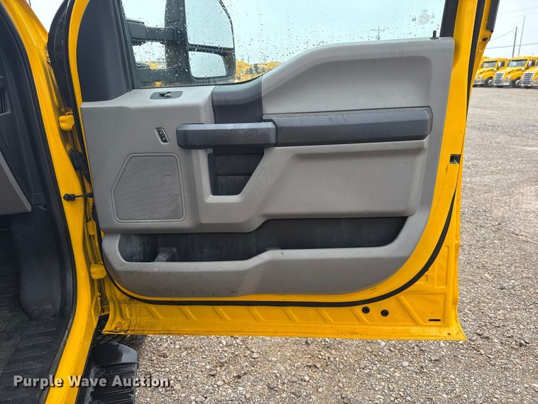 image for item ET6231 2020 Ford F350 Super Duty utility bed pickup truck