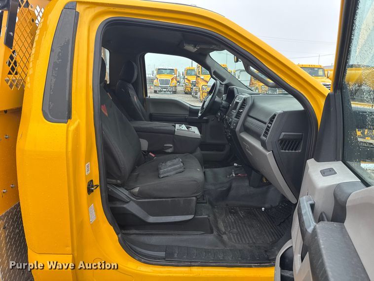 image for item ET6231 2020 Ford F350 Super Duty utility bed pickup truck
