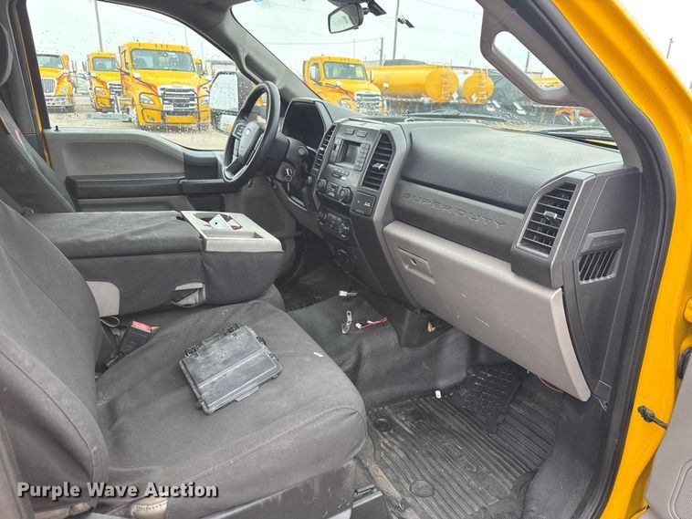 image for item ET6231 2020 Ford F350 Super Duty utility bed pickup truck