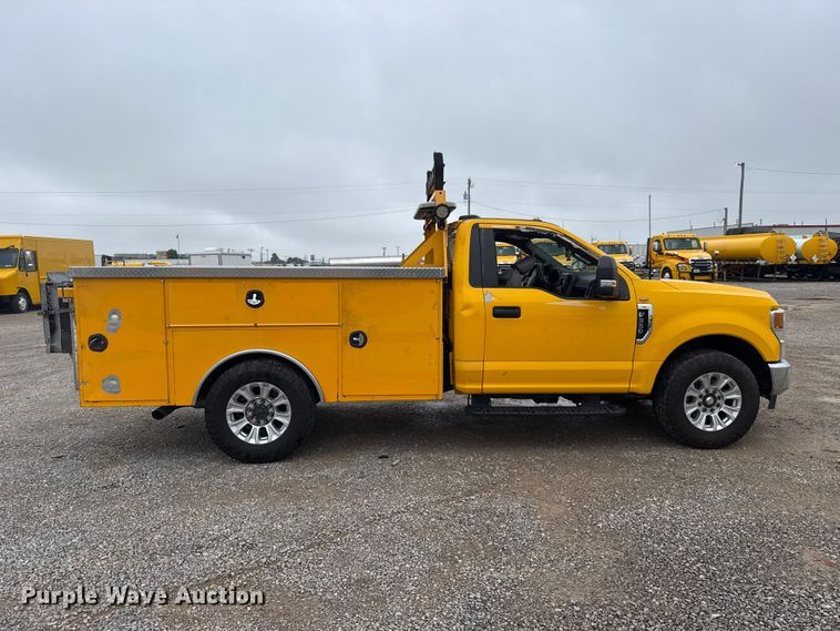 image for item ET6232 2022 Ford F350 Super Duty utility bed pickup truck