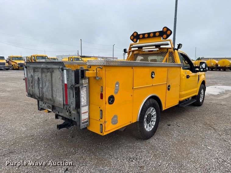 image for item ET6232 2022 Ford F350 Super Duty utility bed pickup truck