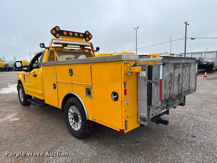 image for item ET6232 2022 Ford F350 Super Duty utility bed pickup truck