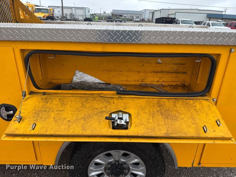 image for item ET6232 2022 Ford F350 Super Duty utility bed pickup truck