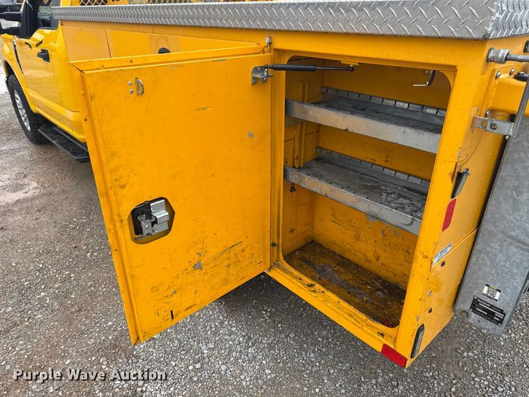 image for item ET6232 2022 Ford F350 Super Duty utility bed pickup truck