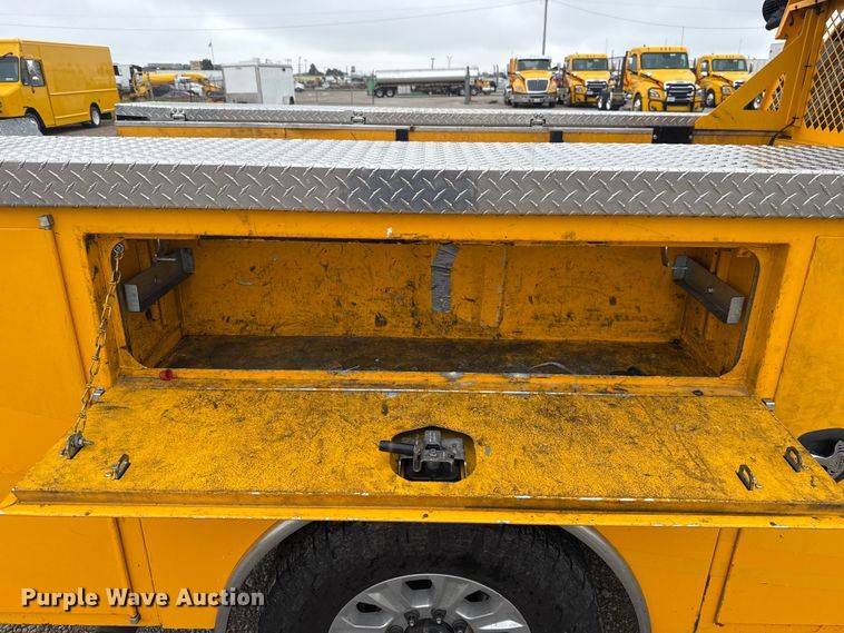 image for item ET6232 2022 Ford F350 Super Duty utility bed pickup truck