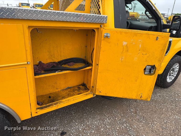 image for item ET6232 2022 Ford F350 Super Duty utility bed pickup truck