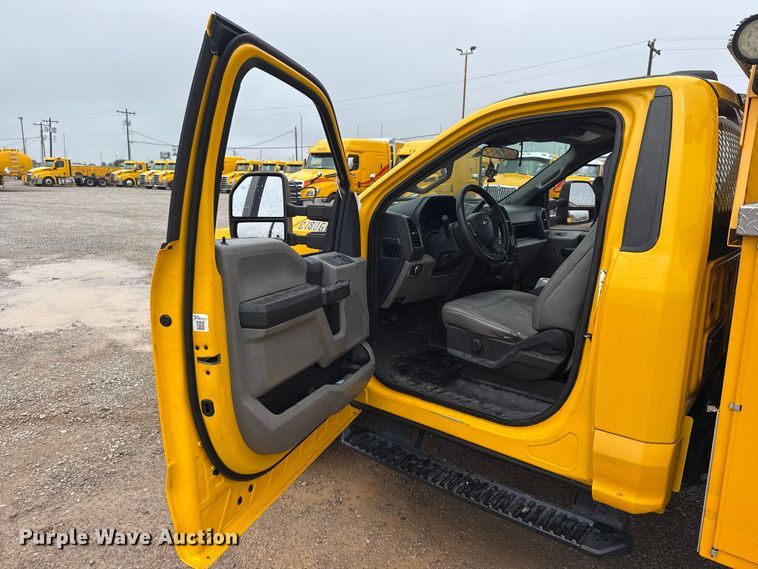 image for item ET6232 2022 Ford F350 Super Duty utility bed pickup truck