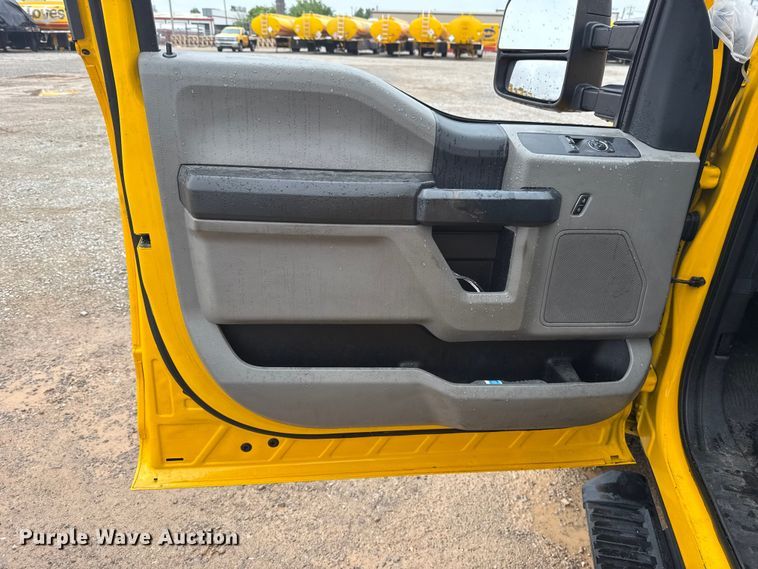 image for item ET6232 2022 Ford F350 Super Duty utility bed pickup truck