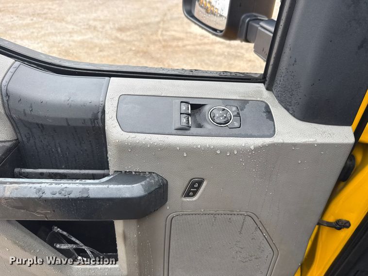 image for item ET6232 2022 Ford F350 Super Duty utility bed pickup truck