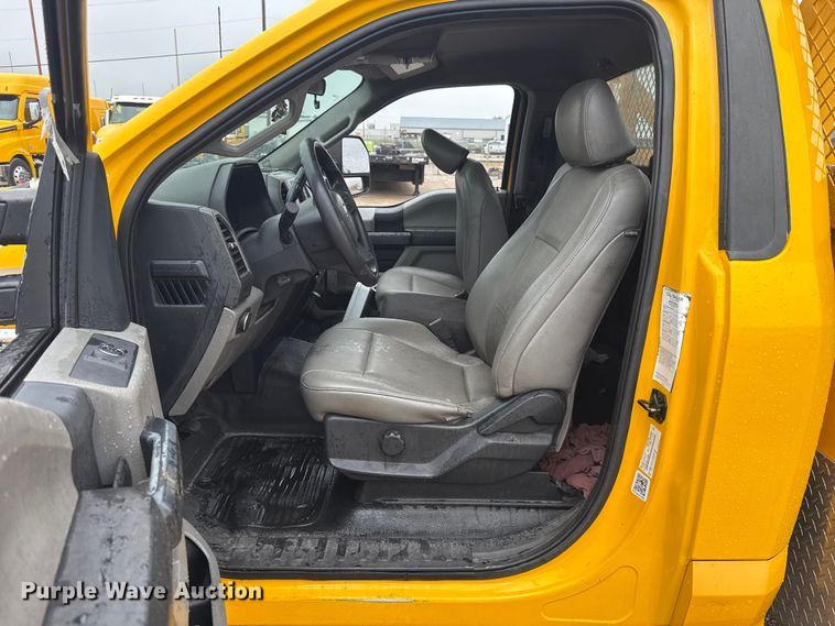 image for item ET6232 2022 Ford F350 Super Duty utility bed pickup truck