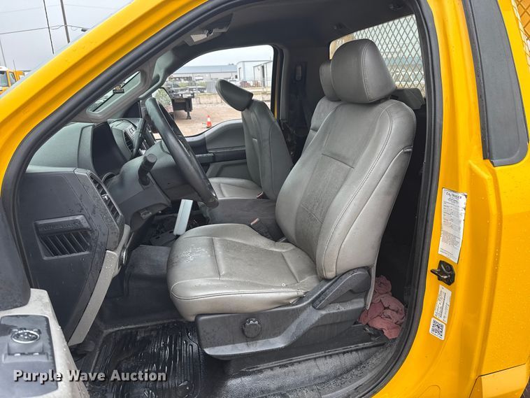 image for item ET6232 2022 Ford F350 Super Duty utility bed pickup truck