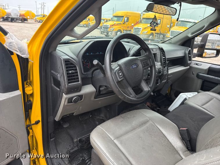 image for item ET6232 2022 Ford F350 Super Duty utility bed pickup truck